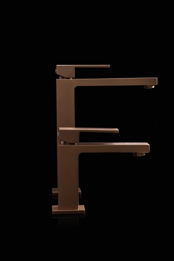 Смеситель для умывальника высокий Boheme Qubic Brushed Bronze 472-BRB