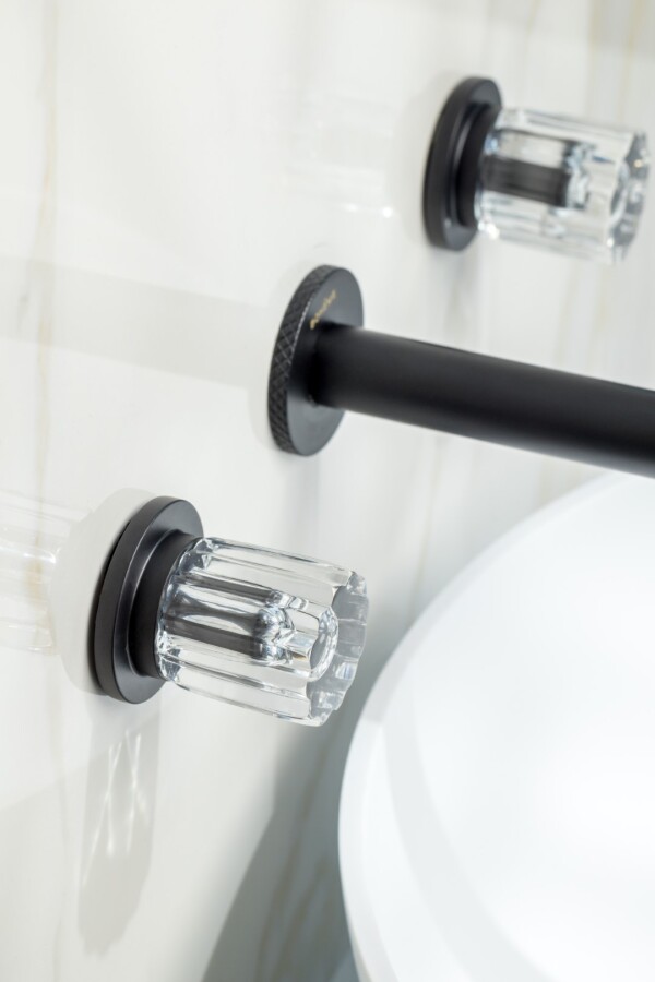 Смеситель для раковины из стены Boheme Elegante Черный матовый 152-2-B-EL