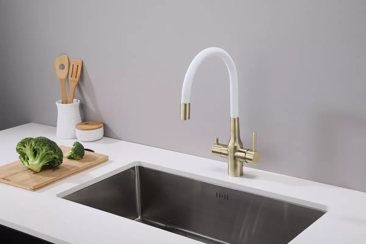 Смеситель для кухни под фильтр с гибким изливом Salix Sa213419-BRw