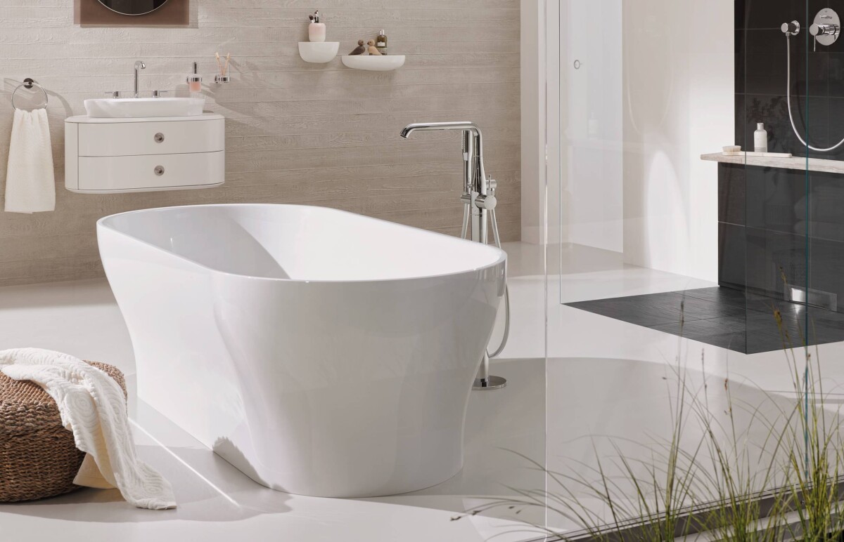 Grohe Essence+ 23491001 смеситель для ванны хром