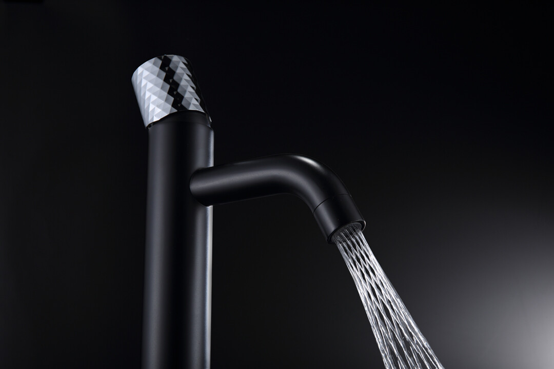 Смеситель для раковины Boheme Stick Черный ручка Diamond Хром 121-BCR