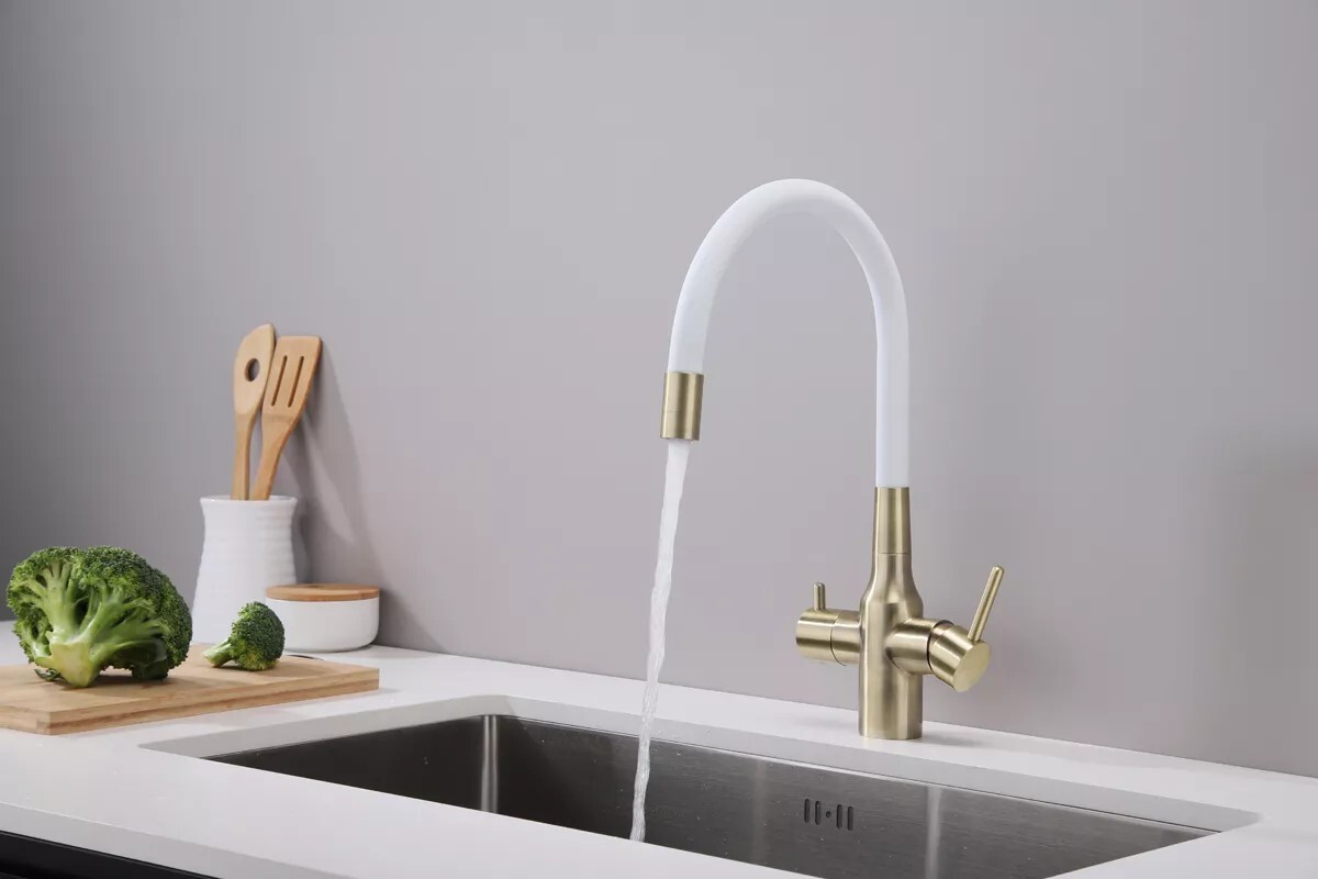 Смеситель для кухни под фильтр с гибким изливом Salix Sa213419-BRw