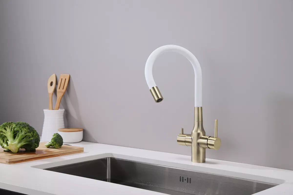 Смеситель для кухни под фильтр с гибким изливом Salix Sa213419-BRw